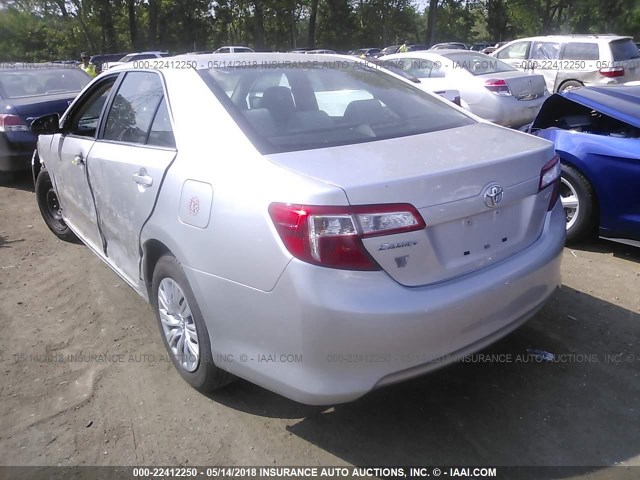 4T1BF1FK7DU709346 - 2013 TOYOTA CAMRY L/SE/LE/XLE 银色 照片 3