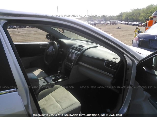 4T1BF1FK7DU709346 - 2013 TOYOTA CAMRY L/SE/LE/XLE 银色 照片 5