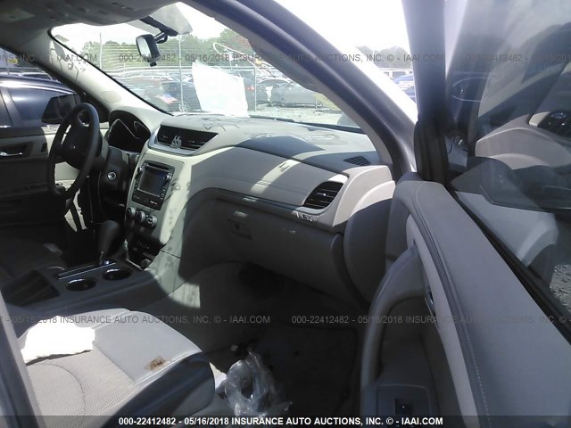 1GNKRFKDXDJ117481 - 2013 CHEVROLET TRAVERSE LS SILVER photo 5