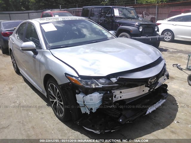 4T1B11HK4JU526087 - 2018 TOYOTA CAMRY L/LE/XLE/SE/XSE SILVER photo 1