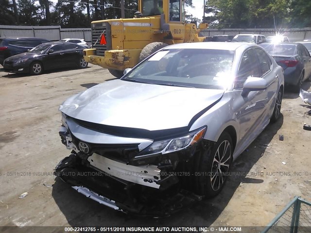 4T1B11HK4JU526087 - 2018 TOYOTA CAMRY L/LE/XLE/SE/XSE SILVER photo 2