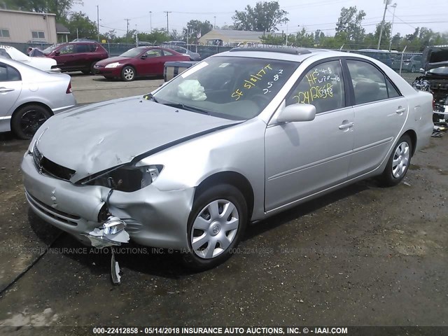 4T1BE32K33U202852 - 2003 TOYOTA CAMRY LE/XLE/SE SILVER photo 2