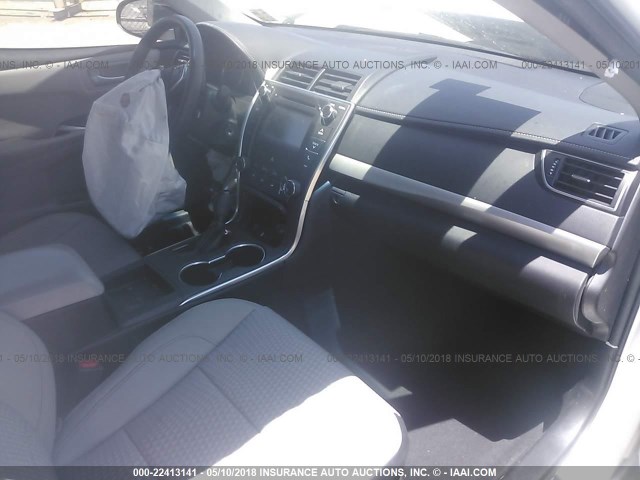 4T1BF1FK8FU974473 - 2015 TOYOTA CAMRY LE/XLE/SE/XSE თეთრი ფოტო 5