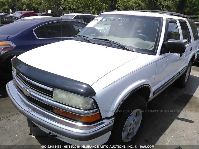 1GNDT13W2X2205565 - 1999 CHEVROLET BLAZER WHITE photo 2