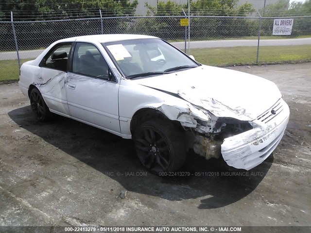 4T1BG22K6WU326946 - 1998 TOYOTA CAMRY CE/LE/XLE 白色 照片 1