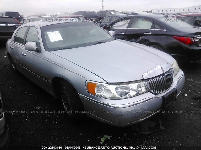 1LNHM82W31Y620797 - 2001 LINCOLN TOWN CAR SIGNATURE SILVER photo 1