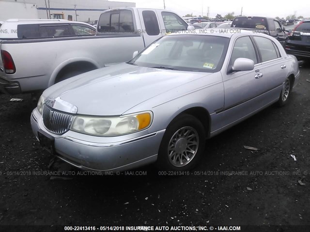 1LNHM82W31Y620797 - 2001 LINCOLN TOWN CAR SIGNATURE SILVER photo 2