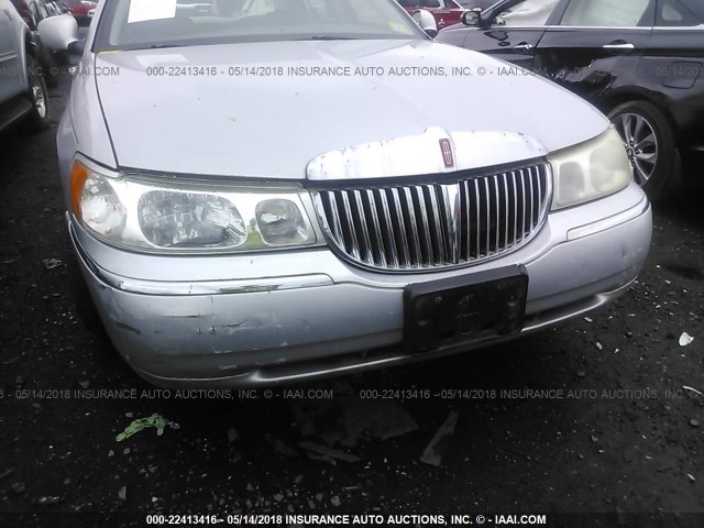 1LNHM82W31Y620797 - 2001 LINCOLN TOWN CAR SIGNATURE SILVER photo 6