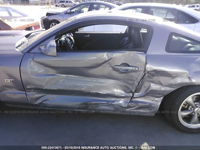 1ZVHT82H965211153 - 2006 FORD MUSTANG GT GRAY photo 6