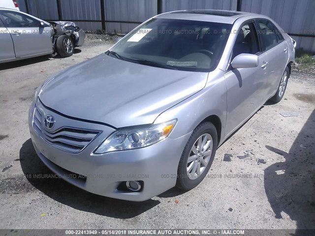 4T1BK3EKXBU625317 - 2011 TOYOTA CAMRY SE/LE/XLE ვერცხლისფერი ფოტო 2