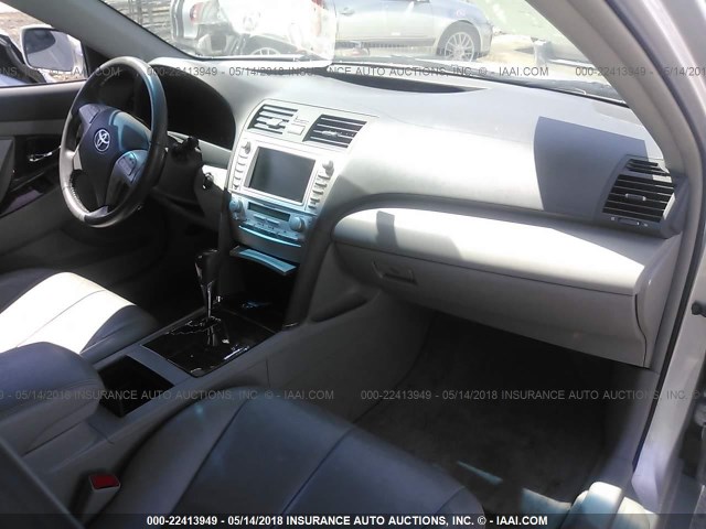 4T1BK3EKXBU625317 - 2011 TOYOTA CAMRY SE/LE/XLE ვერცხლისფერი ფოტო 5