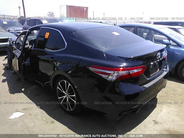 4T1B11HK7JU564493 - 2018 TOYOTA CAMRY L/LE/XLE/SE/XSE BLACK photo 3