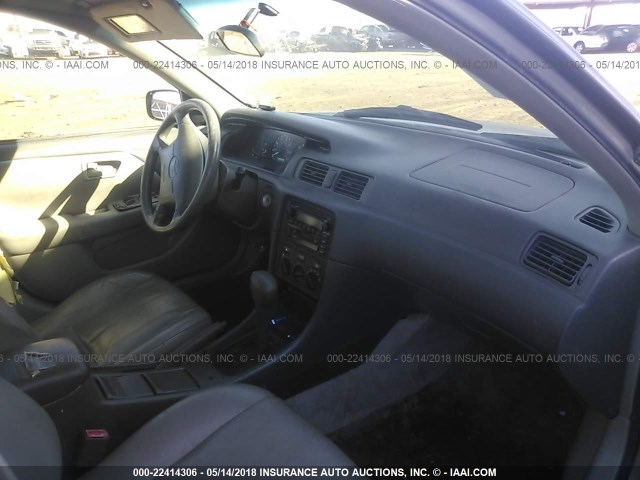 JT2BG22K810566951 - 2001 TOYOTA CAMRY CE/LE/XLE GRAY photo 5