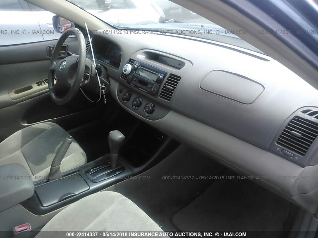 4T1BE32K52U616536 - 2002 TOYOTA CAMRY LE/XLE/SE ლურჯი ფოტო 5