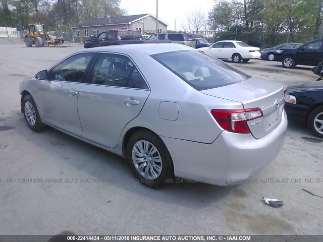 4T1BF1FKXDU646422 - 2013 TOYOTA CAMRY L/SE/LE/XLE 银色 照片 3