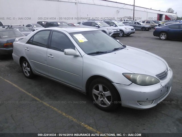 4T1BE32K95U021726 - 2005 TOYOTA CAMRY LE/XLE/SE SILVER photo 1