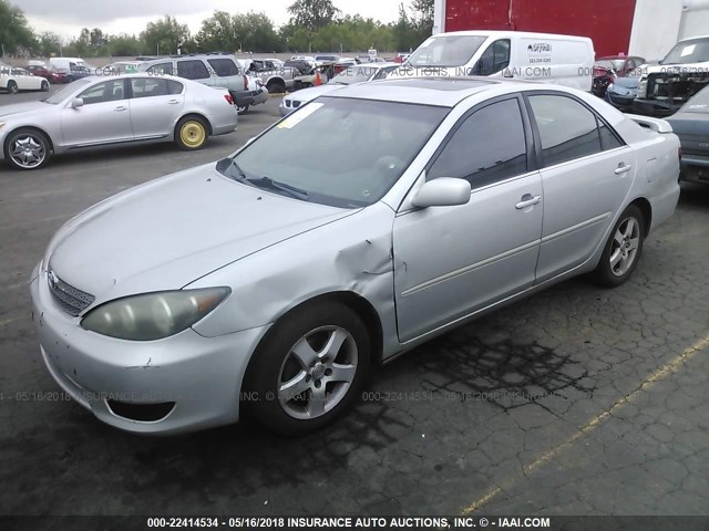 4T1BE32K95U021726 - 2005 TOYOTA CAMRY LE/XLE/SE SILVER photo 2