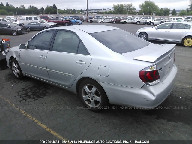 4T1BE32K95U021726 - 2005 TOYOTA CAMRY LE/XLE/SE SILVER photo 3
