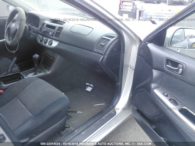 4T1BE32K95U021726 - 2005 TOYOTA CAMRY LE/XLE/SE SILVER photo 5