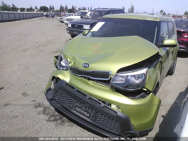 KNDJN2A24F7808241 - 2015 KIA SOUL GREEN photo 2