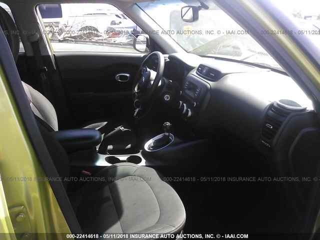 KNDJN2A24F7808241 - 2015 KIA SOUL GREEN photo 5