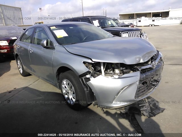 4T1BF1FK5HU374335 - 2017 TOYOTA CAMRY LE/XLE/SE/XSE SILVER photo 1