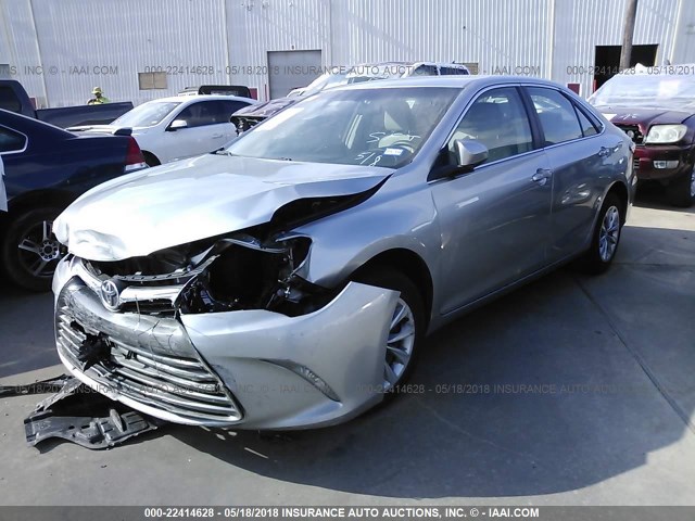 4T1BF1FK5HU374335 - 2017 TOYOTA CAMRY LE/XLE/SE/XSE SILVER photo 2