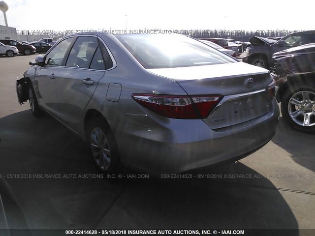 4T1BF1FK5HU374335 - 2017 TOYOTA CAMRY LE/XLE/SE/XSE SILVER photo 3
