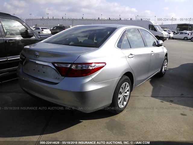 4T1BF1FK5HU374335 - 2017 TOYOTA CAMRY LE/XLE/SE/XSE 银色 照片 4
