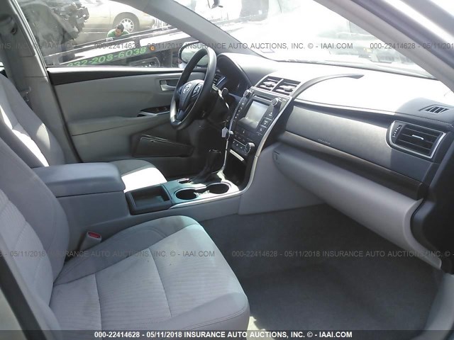 4T1BF1FK5HU374335 - 2017 TOYOTA CAMRY LE/XLE/SE/XSE 银色 照片 5