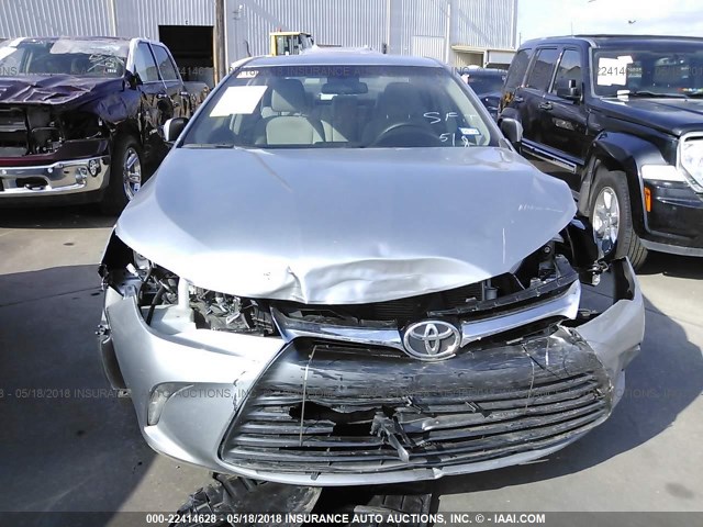 4T1BF1FK5HU374335 - 2017 TOYOTA CAMRY LE/XLE/SE/XSE SILVER photo 6