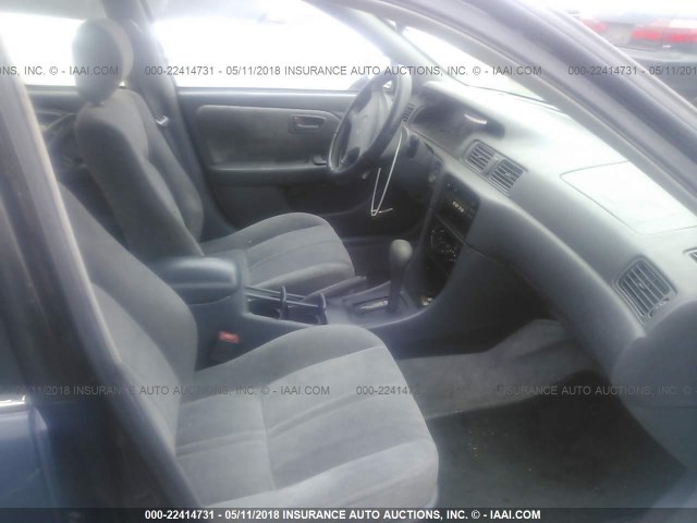 JT2BG22K7W0176656 - 1998 TOYOTA CAMRY CE/LE/XLE 蓝色 照片 5