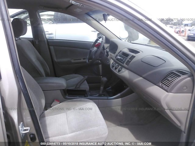 4T1BF30K32U018364 - 2002 TOYOTA CAMRY LE/XLE/SE ოქროსფერი ფოტო 5