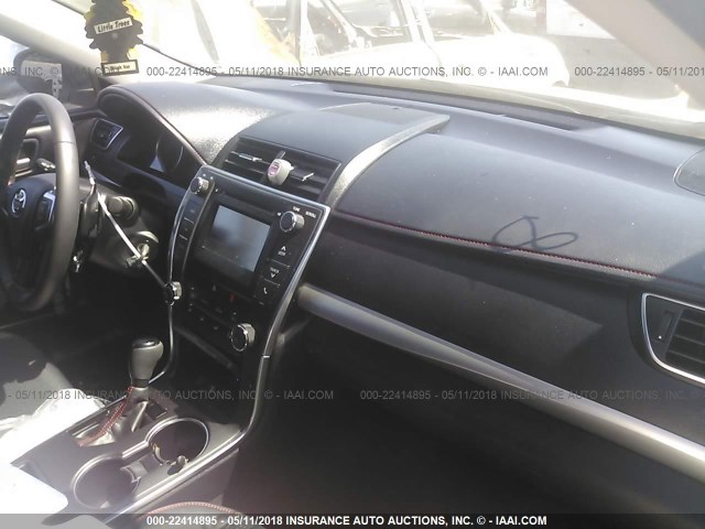 4T1BF1FK2HU765894 - 2017 TOYOTA CAMRY LE/XLE/SE/XSE WHITE photo 5