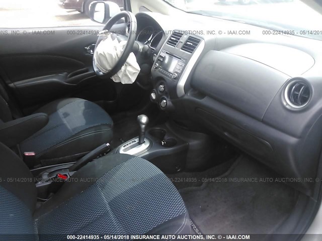 3N1CE2CP7EL362746 - 2014 NISSAN VERSA NOTE S/S PLUS/SV/SL SILVER photo 5
