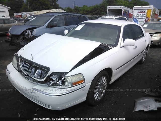 1LNHM81W63Y610916 - 2003 LINCOLN TOWN CAR EXECUTIVE WHITE photo 2