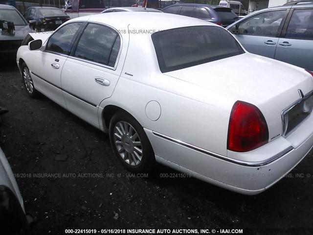 1LNHM81W63Y610916 - 2003 LINCOLN TOWN CAR EXECUTIVE WHITE photo 3
