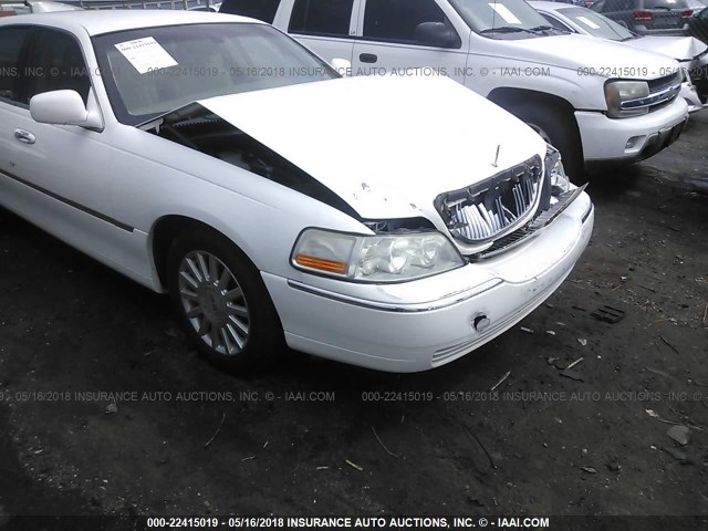 1LNHM81W63Y610916 - 2003 LINCOLN TOWN CAR EXECUTIVE WHITE photo 6