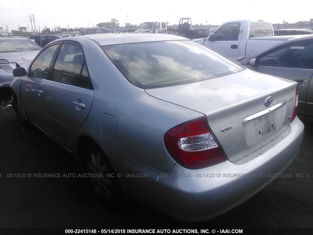 JTDBF30K220005634 - 2002 TOYOTA CAMRY LE/XLE/SE 银色 照片 3