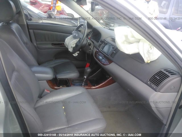 JTDBF30K220005634 - 2002 TOYOTA CAMRY LE/XLE/SE 银色 照片 5