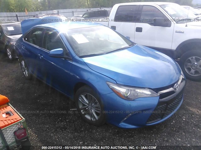 4T1BF1FK6HU746393 - 2017 TOYOTA CAMRY LE/XLE/SE/XSE BLUE photo 1
