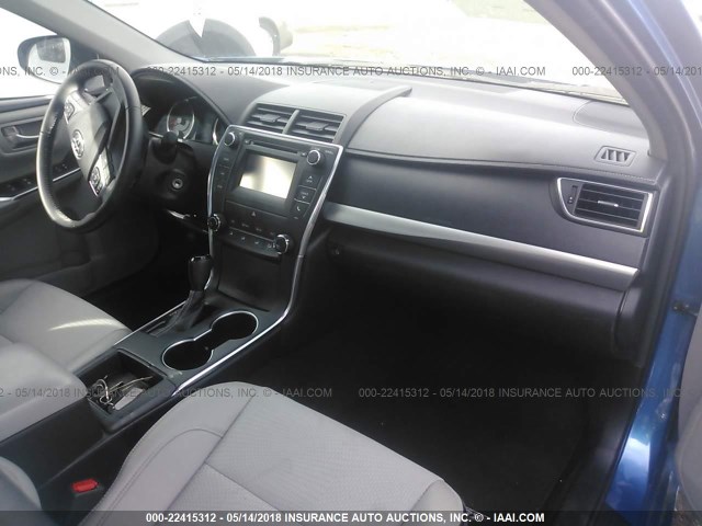 4T1BF1FK6HU746393 - 2017 TOYOTA CAMRY LE/XLE/SE/XSE BLUE photo 5