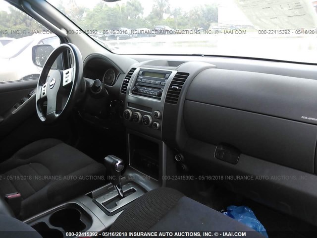 5N1AR18U75C739682 - 2005 NISSAN PATHFINDER LE/SE/XE GRAY photo 5