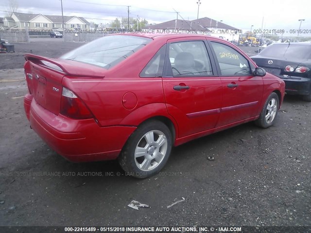 1FAFP34N05W205972 - 2005 FORD FOCUS ZX4 RED photo 4