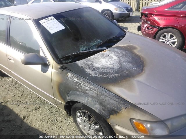 JT2BG22K4W0180034 - 1998 TOYOTA CAMRY CE/LE/XLE 金色 照片 6
