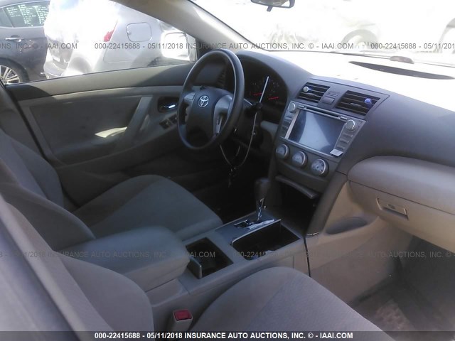 4T1BF3EK4AU561309 - 2010 TOYOTA CAMRY SE/LE/XLE WHITE photo 5