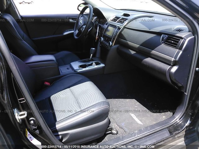 4T1BF1FK5EU856184 - 2014 TOYOTA CAMRY L/SE/LE/XLE 黑色 照片 5