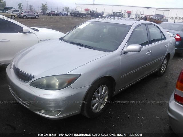 4T1BF30K52U514492 - 2002 TOYOTA CAMRY LE/XLE/SE SILVER photo 2