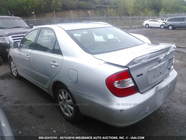 4T1BF30K52U514492 - 2002 TOYOTA CAMRY LE/XLE/SE SILVER photo 3