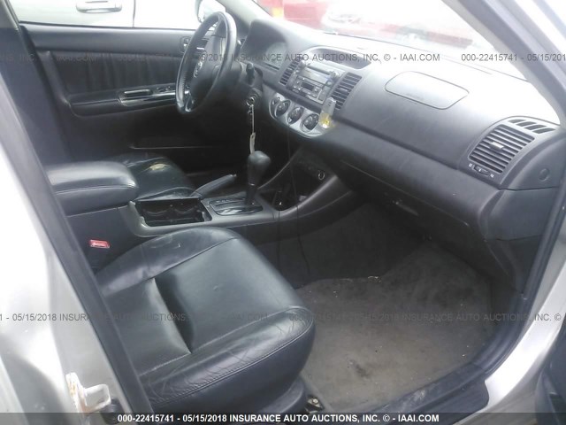 4T1BF30K52U514492 - 2002 TOYOTA CAMRY LE/XLE/SE SILVER photo 5